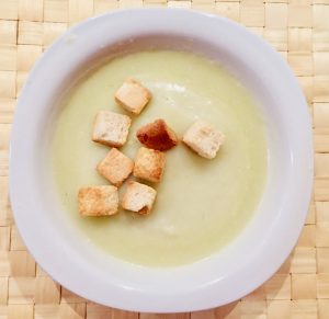 Vichyssoise de invierno con picatostes. En un cuenco blanco sobre una esterilla Vichyssoise de invierno calentita.. 