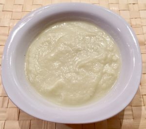 Vichyssoise antes de calentar. Está en un bol blanco sobre una esterilla de color pajizo.Vichyssoise de invierno calentita.